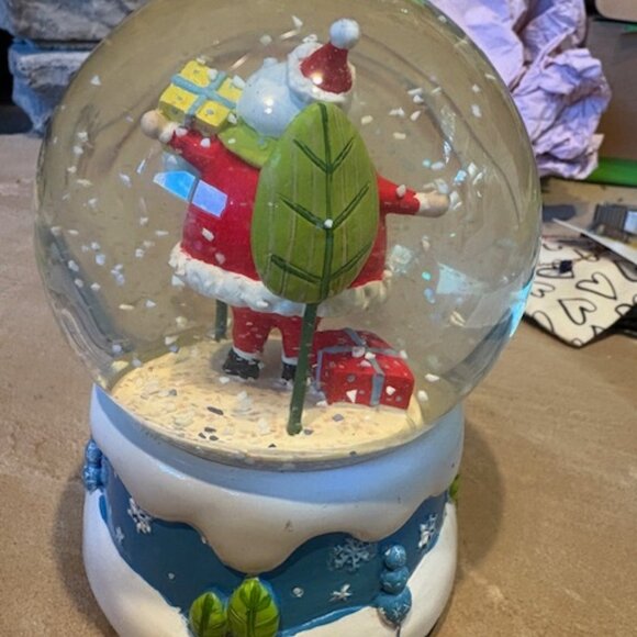 New Old Stock Vintage Holiday Santa Musical Snow Globe - Picture 2 of 4